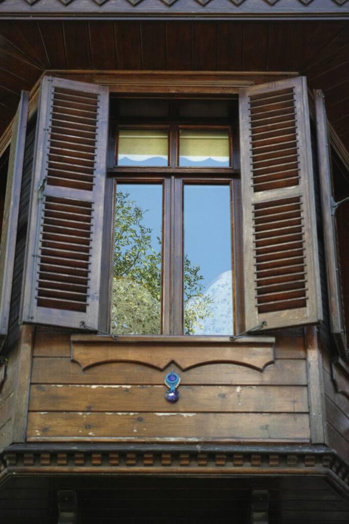 پنجره‌های چوبی