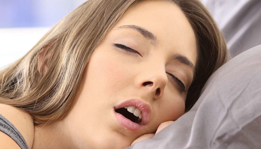 دلایل ریزش آب دهان + از تاثیر دارو تا سردی معده بر ریزش آب دهان