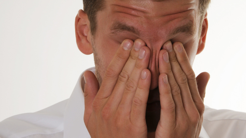 علل و علائم خستگی چشم؛ علت خستگی چشم چیست و چگونه درمان می شود؟