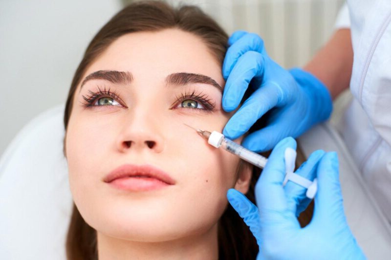 تزریق فیلر زیر چشم چیست؟ هدف، مراحل، شرایط و مزایای انجام این روش