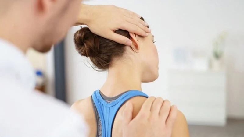 علائم دیسک گردن چیست و چگونه درمان می شود؟