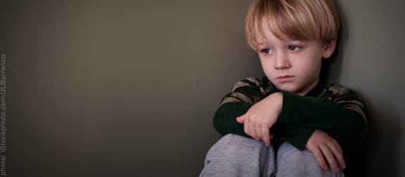 افسردگی در کودکان؛ دلایل، علائم و درمان افسرده شدن کودک