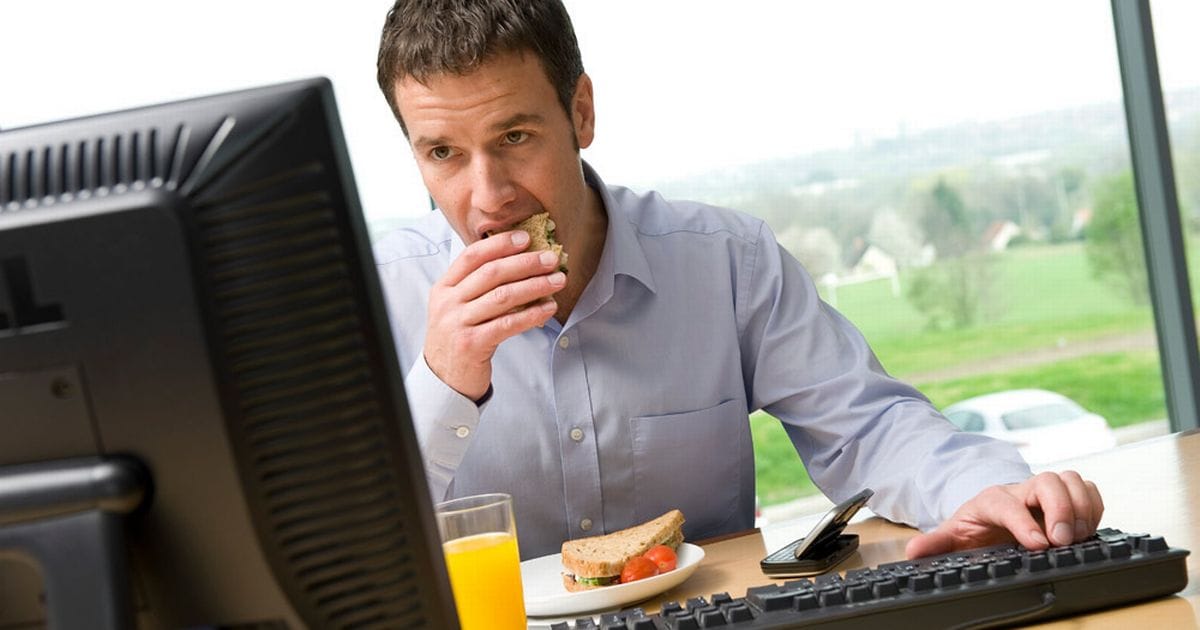 رژیم غذایی کارمندی؛ مواد غذایی لازم برای کارمند و اهمیت تغذیه سالم در محل کار