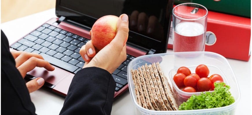 رژیم غذایی کارمندی؛ مواد غذایی لازم برای کارمند و اهمیت تغذیه سالم در محل کار