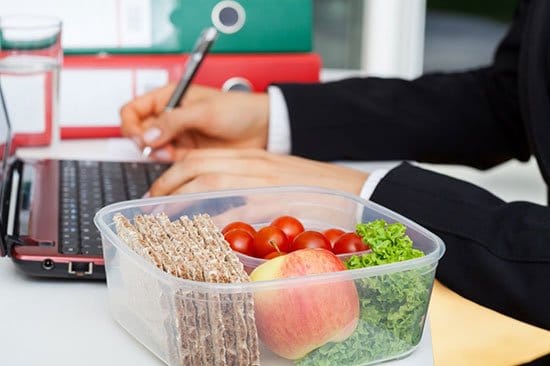 رژیم غذایی کارمندی؛ مواد غذایی لازم برای کارمند و اهمیت تغذیه سالم در محل کار
