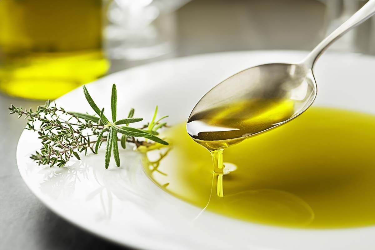 فواید روغن زیتون؛ 12 خاصیت روغن زیتون از درمان افسردگی تا درمان شوره سر