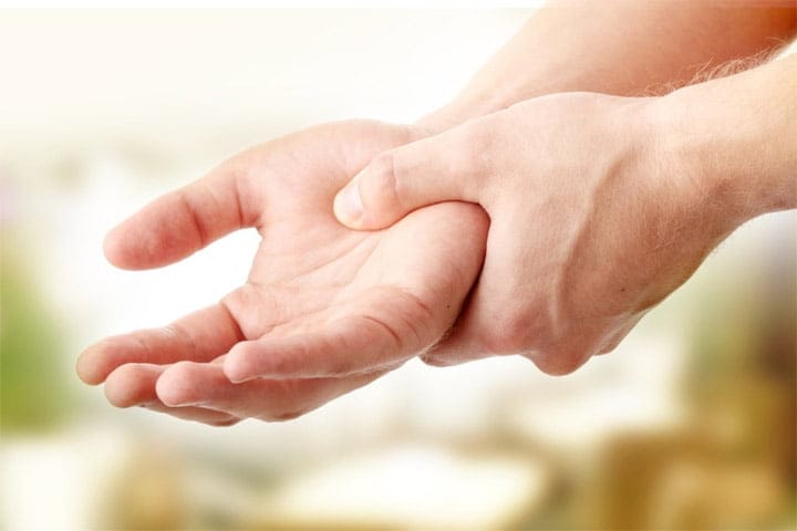همه چیز در مورد لرزش بدن؛ نشانه ها، درمان و دلایل