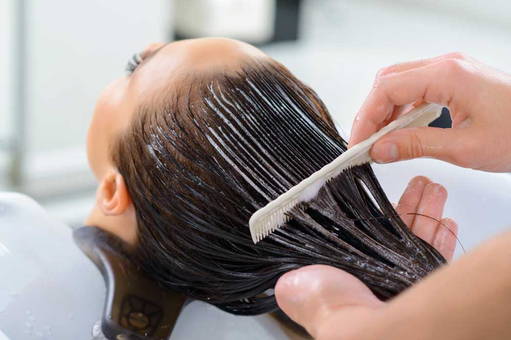 مشکل شکنندگی مو؛ عوامل و راه‌ حل‌ های آسان نرم کردن و رفع شکننده بودن مو