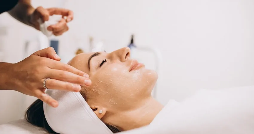 مزایای پاکسازی عمیق پوست و انواع روش پاکسازی درخانه و مطب