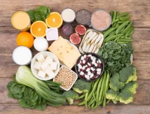 انواع مواد غذایی حاوی کلسیم؛ دلایل اهمیت دادن به کلسیم و عوارض کمبود آن