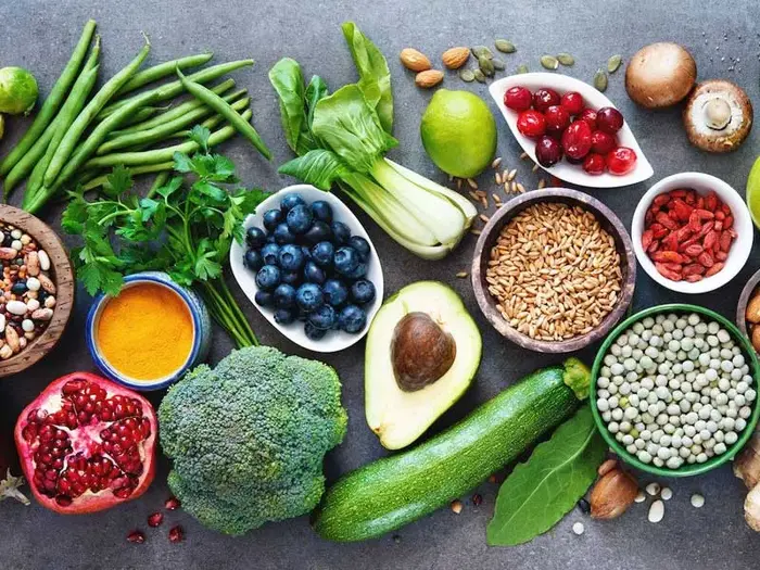انواع مواد غذایی حاوی کلسیم؛ دلایل اهمیت دادن به کلسیم و عوارض کمبود آن