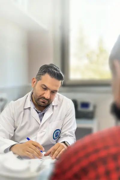 مگس پرانی چشم چیست؟ دلایل ایجاد نقاط متحرک در چشم و روش های درمان