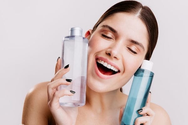 میسلار واتر چیست + کاربرد و مزایای آن برای زیبایی پوست