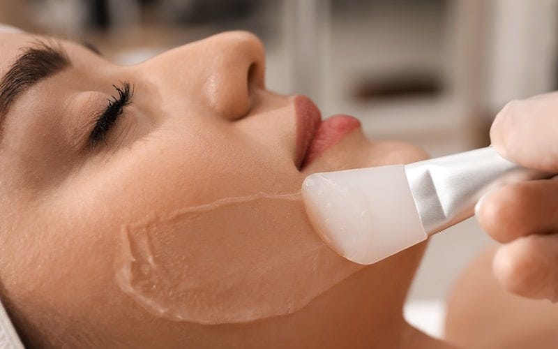 روشن کردن پوست تیره؛ عوامل تیرگی پوست و روش های طبیعی سفید شدن پوست
