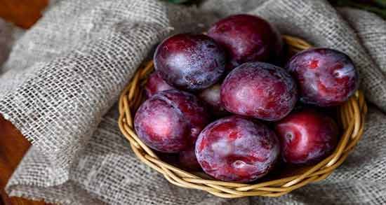 آلو برای یبوست نی نی سایت ؛ درمان یبوست با خوردن آلو
