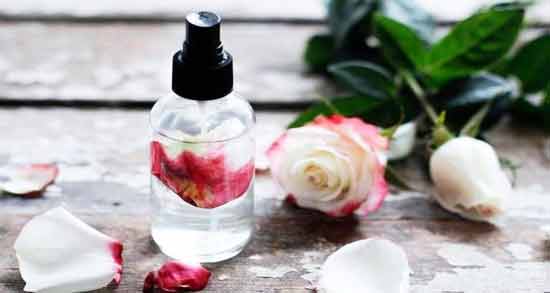 اسپری گلاب برای مو نی نی سایت ؛ فواید اسپری کردن گلاب روی مو برای درمان خشکی