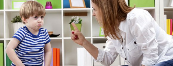 با کودکی که میان حرف دیگران می پرد چگونه برخورد کنیم؟