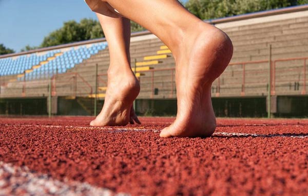 تعبیر خواب بی کفش بودن + معنی بی کفش بودن در خواب های ما چیست