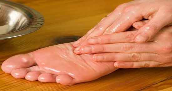 تعبیر خواب روغن مالیدن به پا معنی روغن مالیدن به پا در خواب های ما چیست
