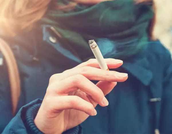 تعبیر خواب سیگار کشیدن زن مطلقه + معنی سیگار کشیدن زن مطلقه در خواب چیست