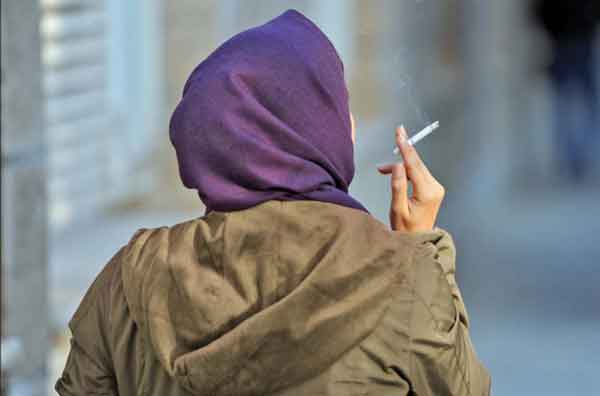 تعبیر خواب سیگار کشیدن فرزند دختر + معنی سیگار کشیدن فرزند دختر در خواب چیست