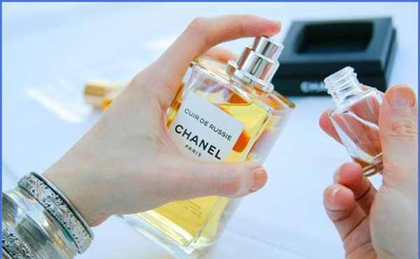 تعبیر خواب عطر زدن زن متاهل + معنی عطر زدن زن متاهل چیست
