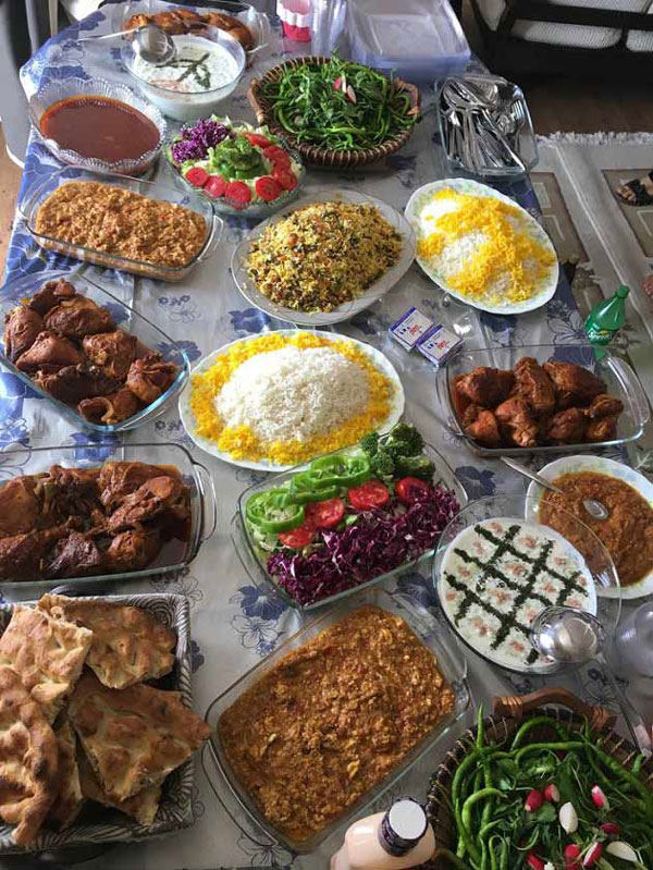 تعبیر خواب غذا خوردن سر سفره دیگران + معنی غذا خوردن سر سفره دیگران در خواب چیست