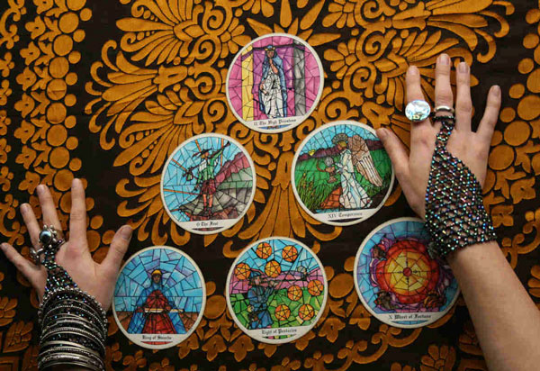 تعبیر خواب فال گرفتن نی نی سایت + معنی فال گرفتن در خواب های ما چیست