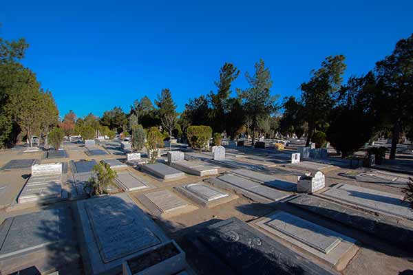 تعبیر خواب قبرستان رفتن + معنی قبرستان رفتن از نظر امام صادق چیست
