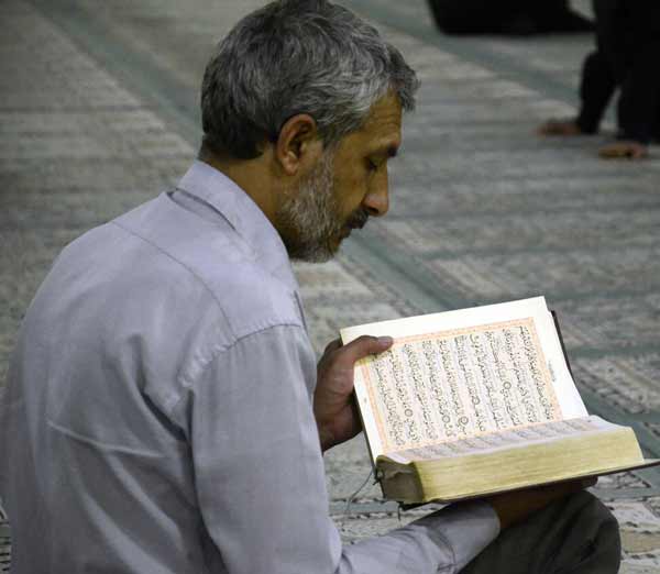 تعبیر خواب قران خواندن مرده + معنی قران خواندن مرده در خواب چیست
