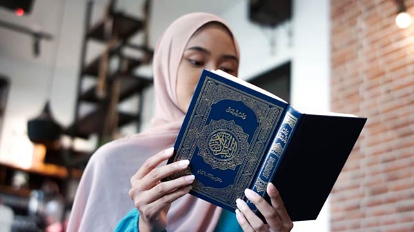 تعبیر خواب قران در دست داشتن دختر مجرد+معنی قران در دست داشتن دختر مجرد در خواب چیست