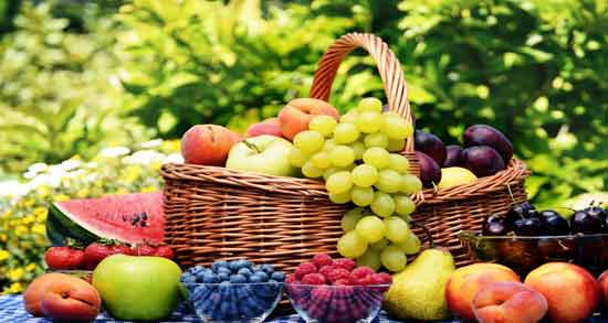 تعبیر خواب میوه گرفتن از دیگران معنی میوه گرفتن از دیگران در خواب های ما چیست