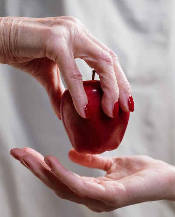 تعبیر خواب گرفتن سیب از دیگران + معنی گرفتن سیب از دیگران در خواب های ما چیست