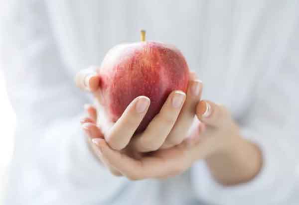 تعبیر خواب گرفتن سیب از معشوق + معنی سیب گرفتن از معشوق در خواب های ما چیست