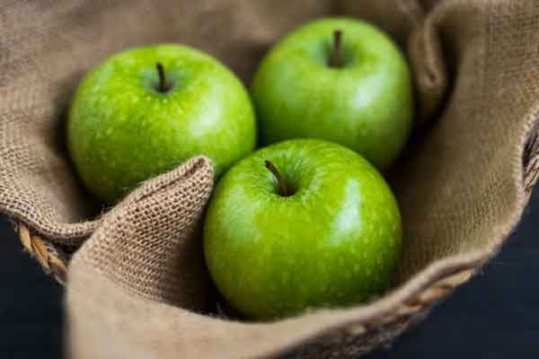تعبیر خواب گرفتن سیب سبز + معنی گرفتن سیب سبز در خواب های ما چیست