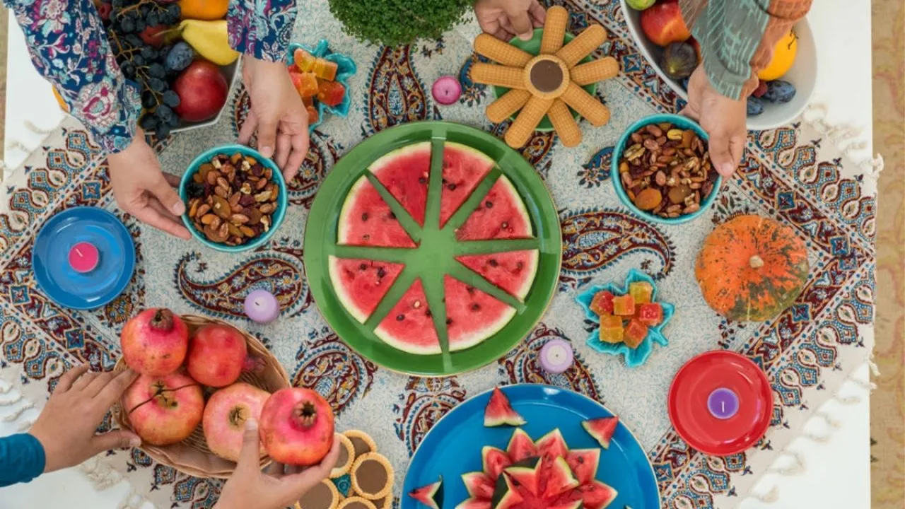 جوک شب یلدا؛ جملات طنز و بامزه شب یلدا و لطیفه های سرکاری خنده دار