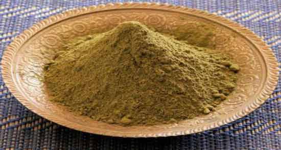 حنا را با چی مخلوط کنیم تا سیاه شود ؛ روش صحیح استفاده از حنا