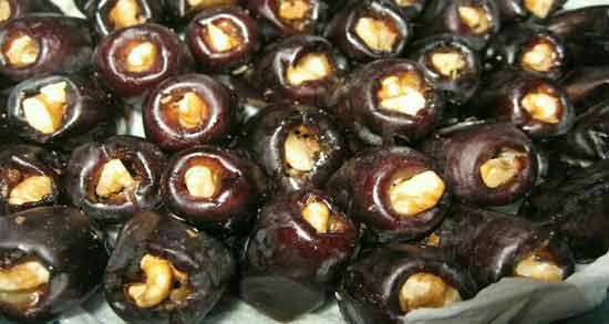 خرما و گردو برای صبحانه ؛ خوردن صبحانه ای مقوی با ترکیب خرما و گردو