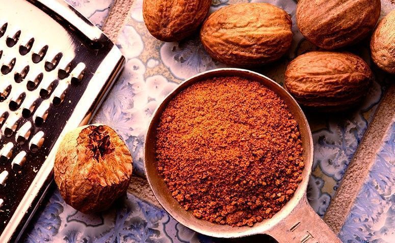 خواص جوز هندی؛ تأثیر درمانی جوز هندی، فواید جوز هندی بر لاغری و سلامت پوست و بدن خواص جوز هندی؛ تأثیر درمانی جوز هندی، فواید جوز هندی بر لاغری و سلامت پوست و بدن