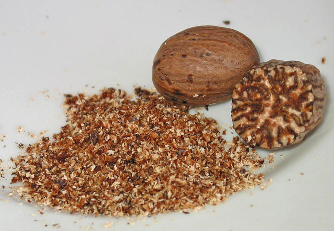 خواص جوز هندی؛ تأثیر درمانی جوز هندی، فواید جوز هندی بر لاغری و سلامت پوست و بدن خواص جوز هندی؛ تأثیر درمانی جوز هندی، فواید جوز هندی بر لاغری و سلامت پوست و بدن