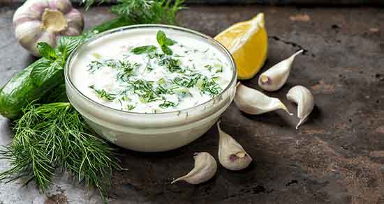 خواص سیر و ماست باهم تاثیر مصرف سیر و ماست برای لاغری شکم