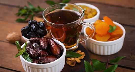 خوردن خرما با چای از نظر طب سنتی ؛ خواص و مضرات مصرف خرما با چای
