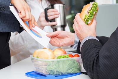 رژیم غذایی کارمندی؛ مواد غذایی لازم برای کارمند و اهمیت تغذیه سالم در محل کار