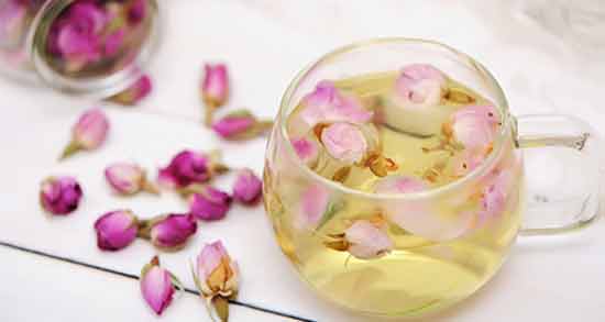طرز تهیه دمنوش گل محمدی و زعفران و آشنایی با خواص بی نظیر این دمنوش