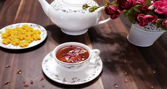 طرز تهیه دمنوش گل محمدی و هل روشی ساده برای درست کردن دمنوش در منزل