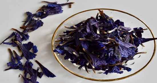 طرز تهیه دمنوش گل گاوزبان و به لیمو ؛ روش صحیح درست کردن دمنوش گل گاوزبان و به لیمو
