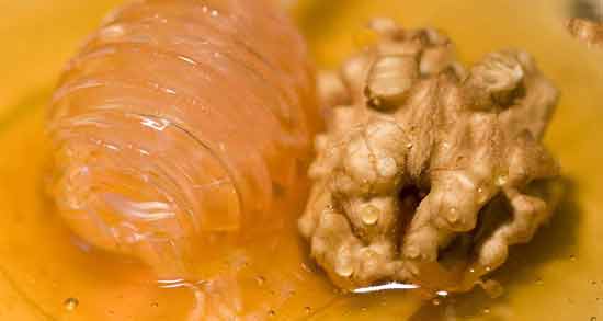 عوارض گردو و عسل ؛ بررسی عوارض و مضرات خوردن گردو و عسل