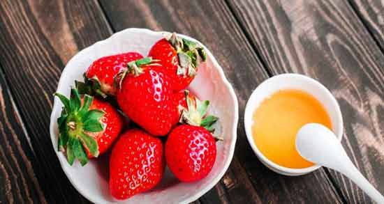ماسک توت فرنگی نی نی سایت ؛ تاثیر استفاده از ماسک توت فرنگی برای شادابی پوست