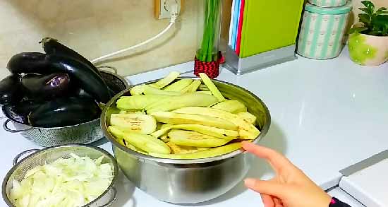 مدت زمان نگهداری بادمجان در اب نمک ؛ همه چیز درباره نحوه خواباندن بادمجان در اب نمک