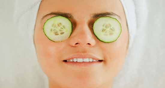 گذاشتن خیار روی چشم نی نی سایت ؛ درمان سیاهی چشم با گذاشتن خیار